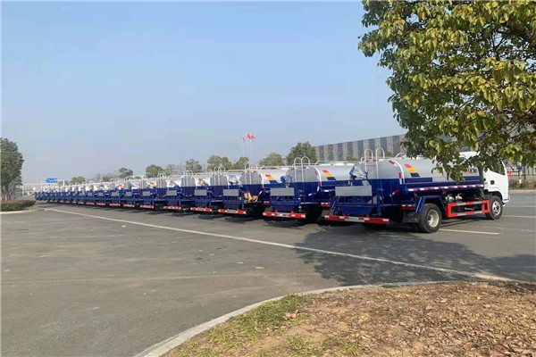 20臺(tái)防疫消毒灑水車遠(yuǎn)赴它國(guó)整裝待發(fā)！祝司機(jī)朋友們一路順風(fēng)，祝異國(guó)朋友用車愉快