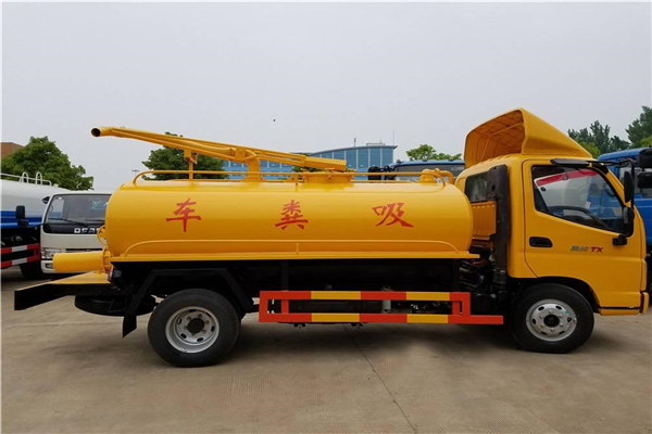 再苦再臟也得扛,這是吸糞車的光榮使命
