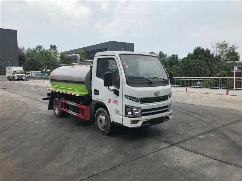 東風(fēng)多利卡8方吸糞車(chē)采用的生產(chǎn)工藝一次成型，具有高強(qiáng)度的性能