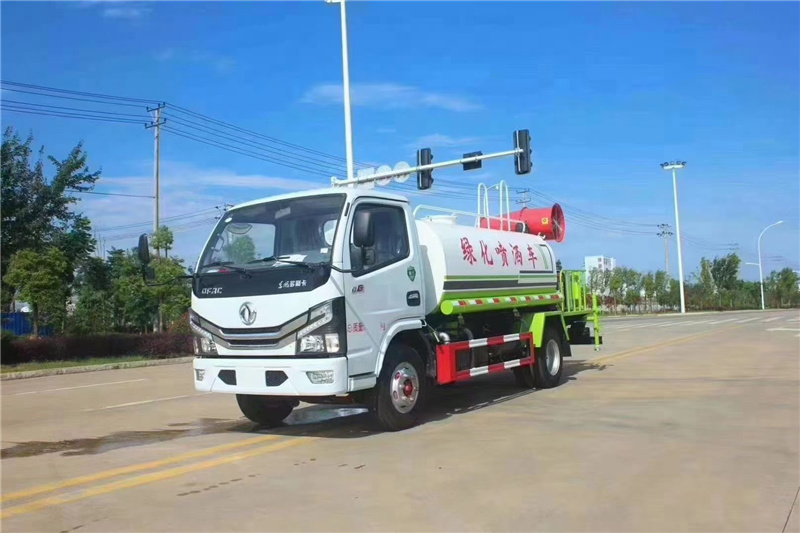 國六5噸霧炮車工地噴霧降塵，廣告牌清洗和公路綠化帶的澆灌、噴藥滅蟲作業(yè)一車多用