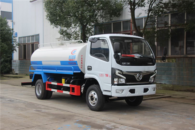 5方東風小多利卡吸糞車依靠國六環(huán)保動力鏈的基礎上幫助市內(nèi)管道暢通