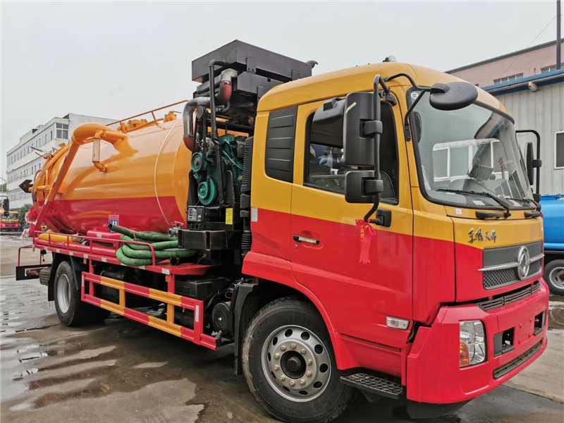東風(fēng)天錦吸污車吸污泵采用山東2BE-204水循環(huán)真空泵，精密度高，吸力大