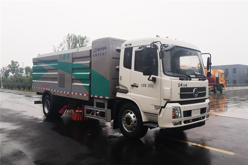 東風(fēng)天錦純電動(dòng)掃路車(chē)杜絕二次環(huán)境污染。歷經(jīng)檢驗(yàn)，性能卓越