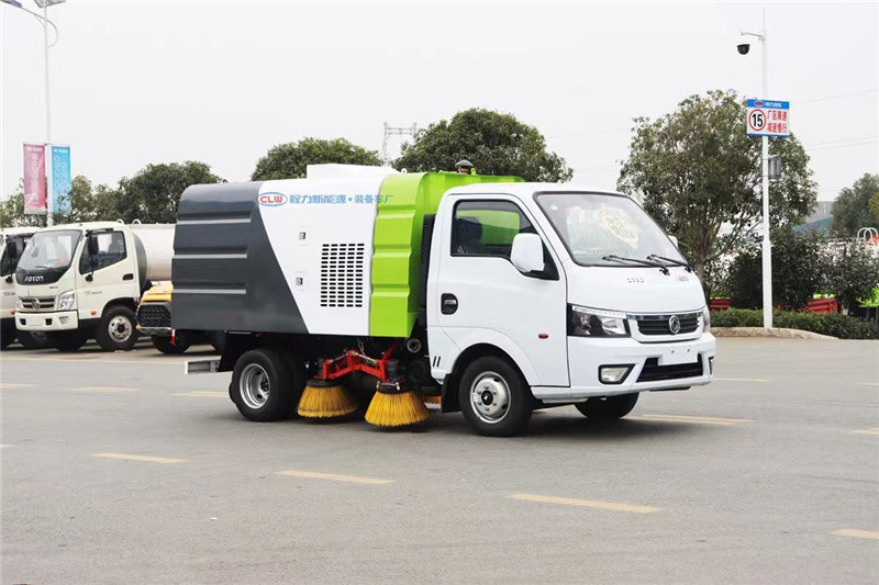 東風途逸柴油版掃路車有勁又省油幫助作業(yè)人員更高效率完成工作