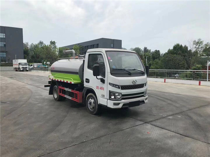 東風(fēng)多利卡D9吸糞車采用滾塑工藝一次成型，具有高強(qiáng)度的耐腐蝕性