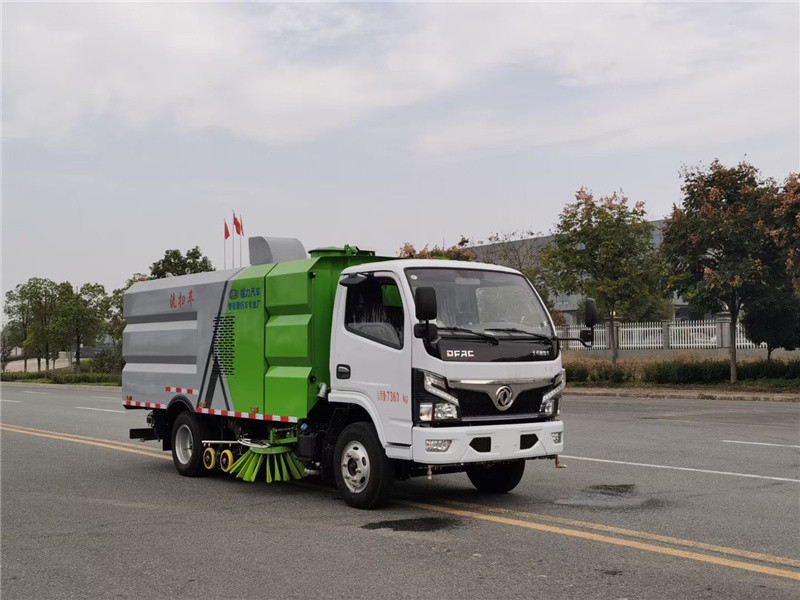 東風(fēng)途逸純電動(dòng)掃路車可對(duì)道路上的空氣介質(zhì)進(jìn)行除塵凈化