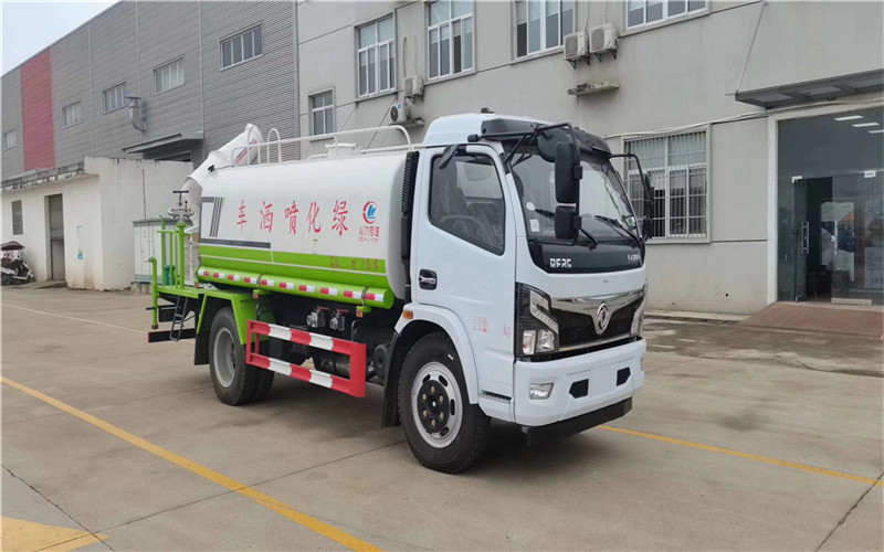 東風(fēng)D9國(guó)六綠化噴灑車射程遠(yuǎn)、霧粒細(xì)小、覆蓋面積大