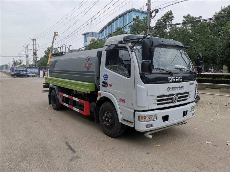 東風(fēng)多利卡灑水車適合風(fēng)沙抑塵、工地降塵，功力強(qiáng)、射程遠(yuǎn)