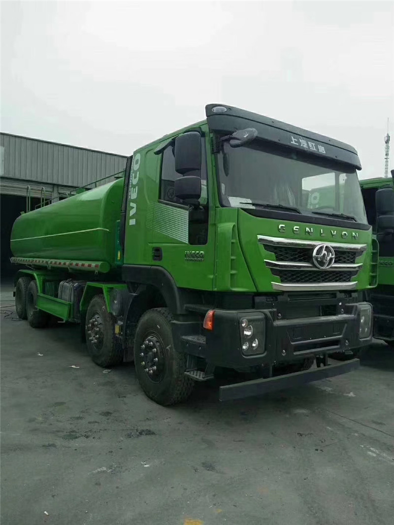 東風柳汽國六清洗吸污車罐內(nèi)設(shè)有防浪隔板，有效減輕罐體晃動