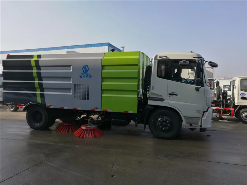 東風(fēng)天錦洗掃車配有具有自動收放功能的沖洗絞盤和沖洗槍，壓力高
