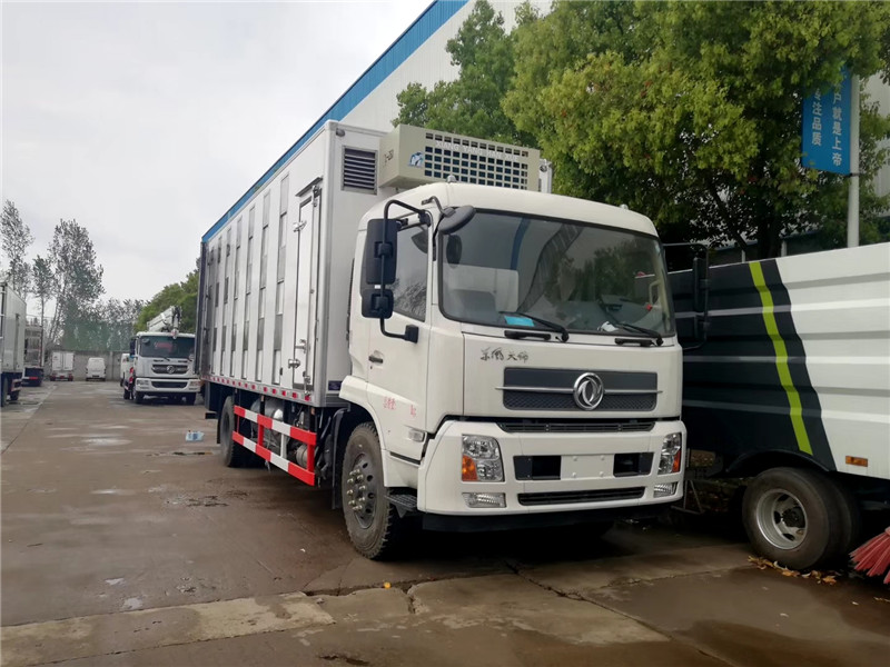 東風天錦散裝飼料車采用電子油門操縱，操縱輕便，高可靠性、低排放