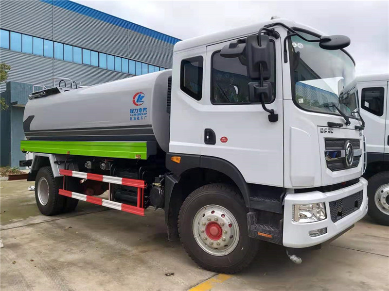 東風(fēng)多利卡噴灑車廣泛應(yīng)用于公路、運動場地的保濕、降溫