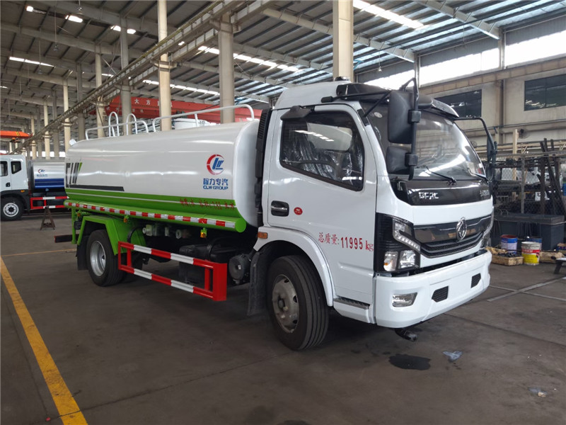 東風(fēng)福瑞卡綠化噴灑車用于遠(yuǎn)程澆灌，也用于輔助消防作業(yè)