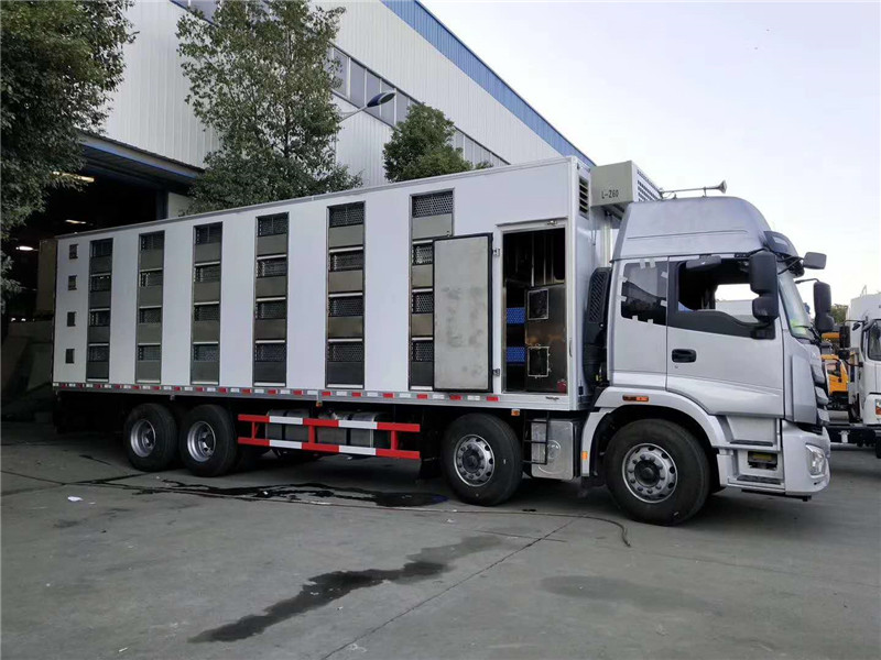 東風(fēng)天龍畜禽運(yùn)輸車外形美觀、整體輕、強(qiáng)度高、無(wú)滲漏