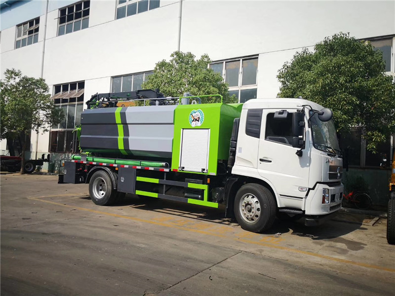 東風(fēng)多利卡D9吸污車水箱進水口為球閥式消防栓方便開關(guān)，經(jīng)久耐用