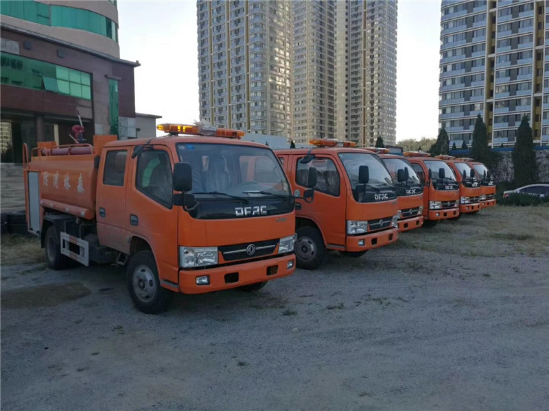  東風(fēng)5噸消防灑水車采用國標(biāo)Q235B型碳鋼板制造，適合撲救一般性火災(zāi)