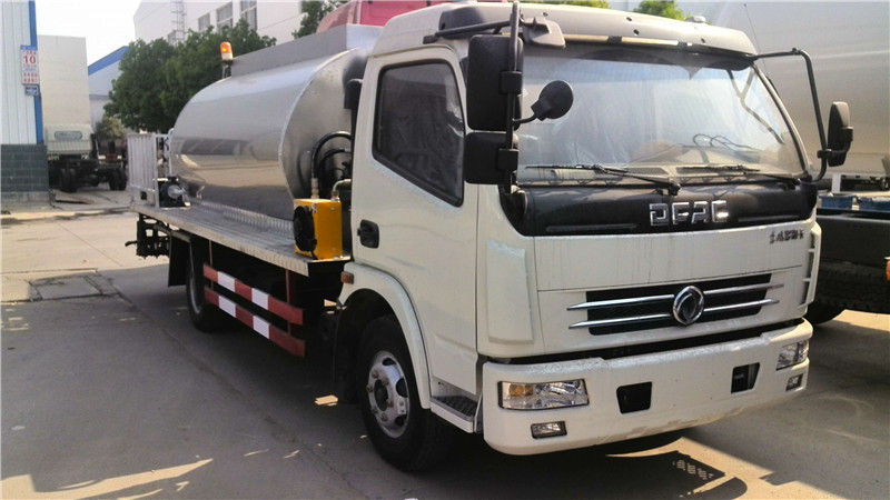 東風(fēng)天錦路面清洗車養(yǎng)護車可實現(xiàn)雙重水流強化清洗，噴射流水穩(wěn)定