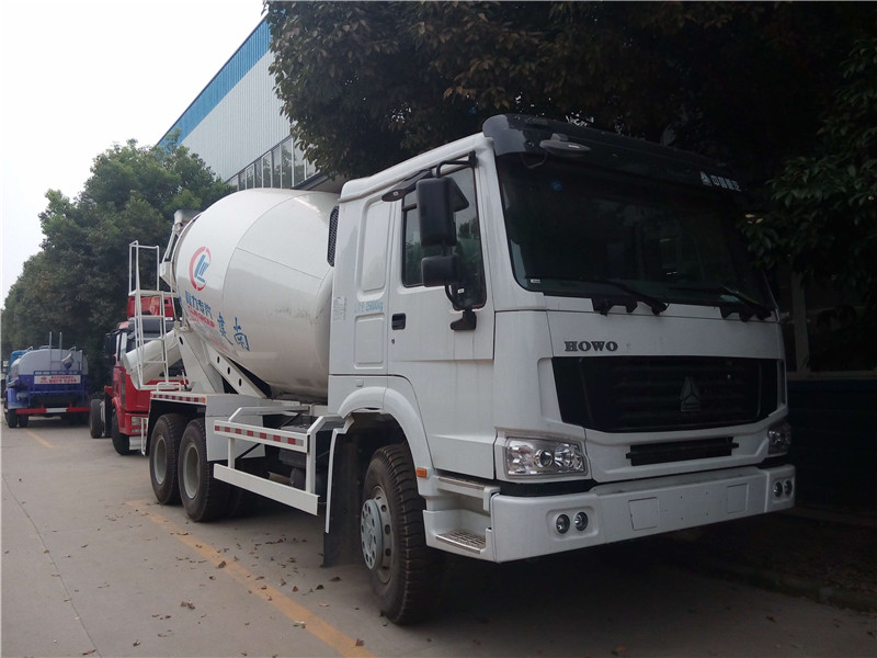 東風(fēng)福瑞卡攪拌車，各部件量正?？煽?，有效提高操作人員上下安全性