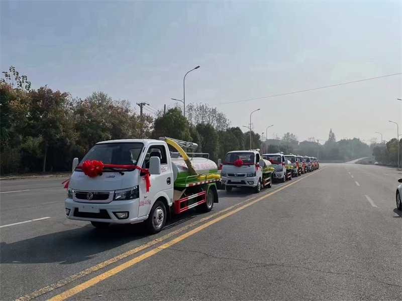 東風途逸小藍牌吸糞車，遠赴山東，為改善環(huán)境，再次出發(fā)