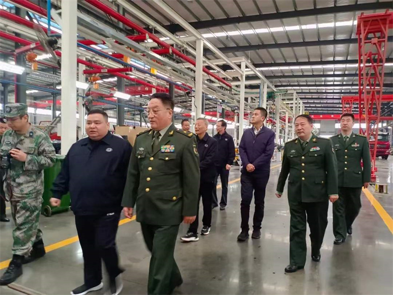 湖北省省委常委、省軍區(qū)政委謝東輝等首長視察應(yīng)急產(chǎn)業(yè)龍頭企業(yè)程力汽車集團(tuán)
