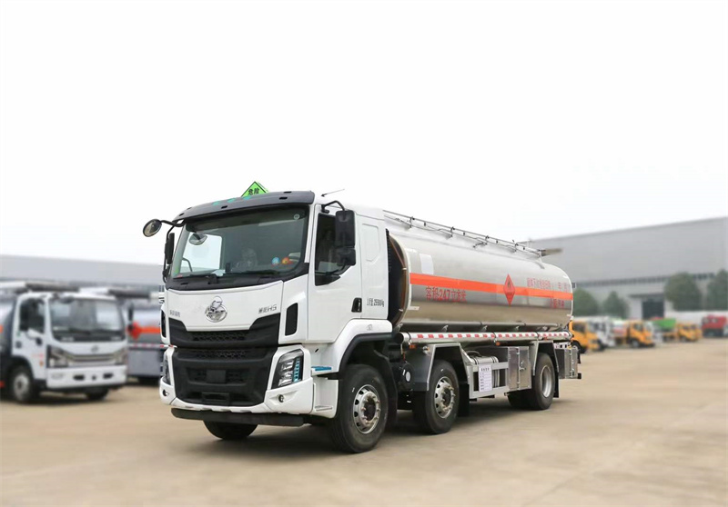 國(guó)六柳汽乘龍6*2運(yùn)油車(chē)