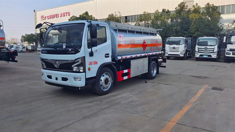 東風(fēng)福瑞卡國(guó)六8噸油罐車(chē)
