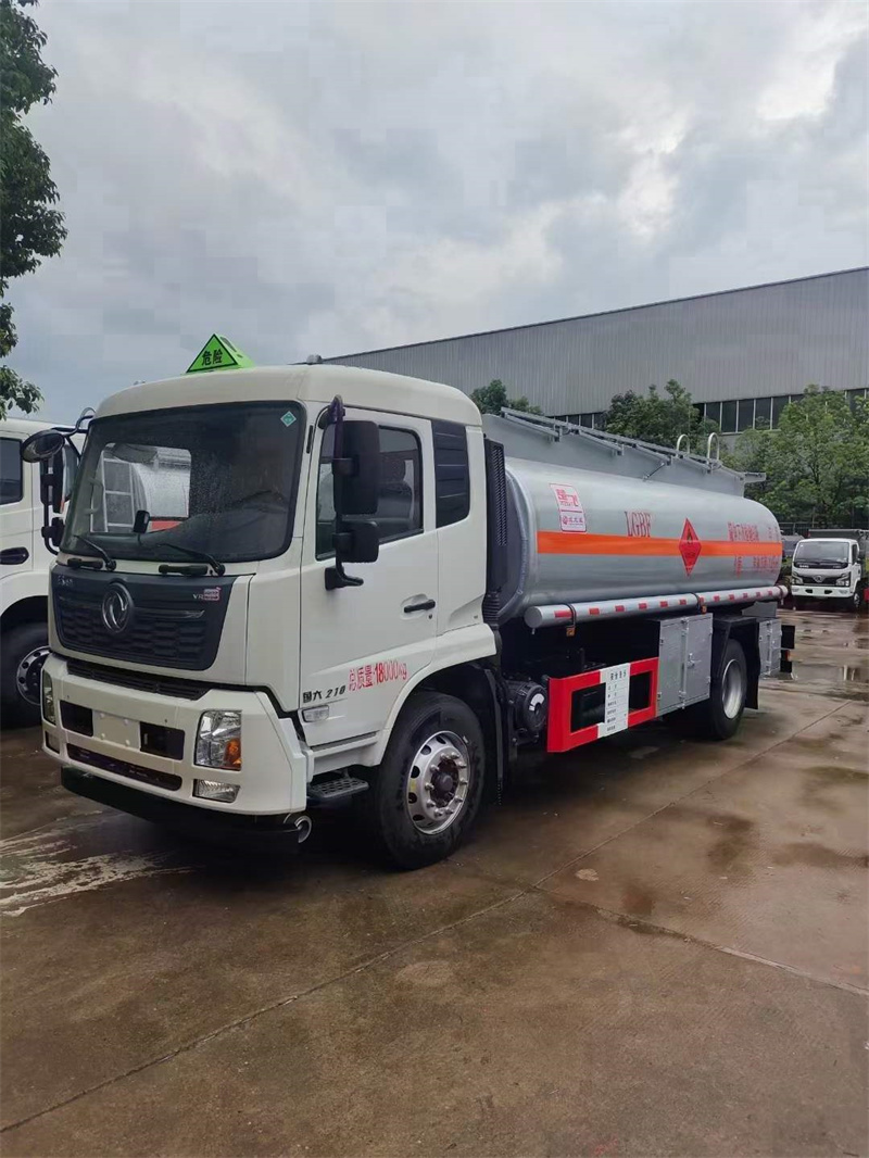 國(guó)六東風(fēng)天錦10噸單橋油罐車(chē)