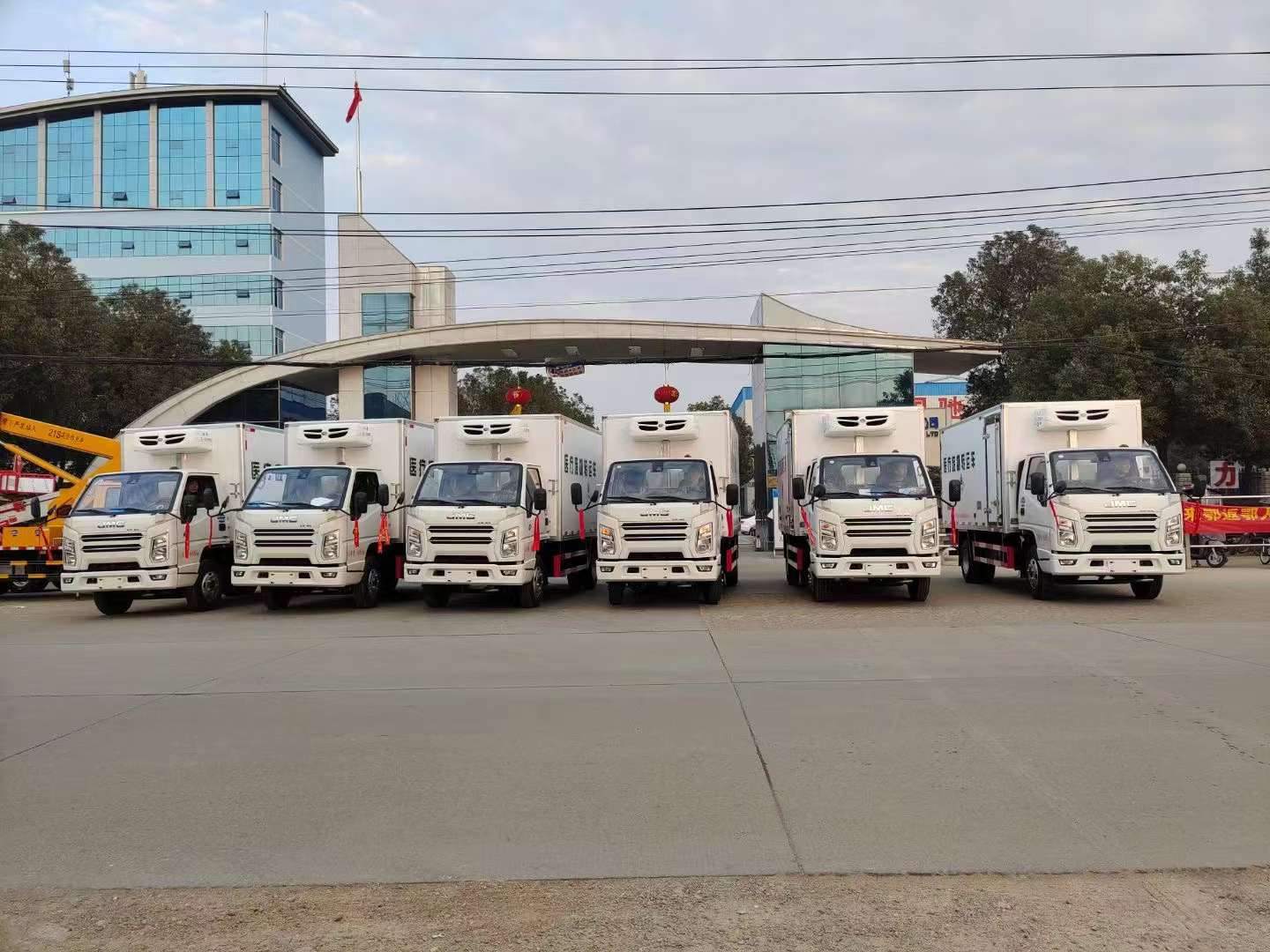 疫情肆虐全國，救護(hù)車，核酸檢測車，醫(yī)療廢物轉(zhuǎn)運車廠家加班加點