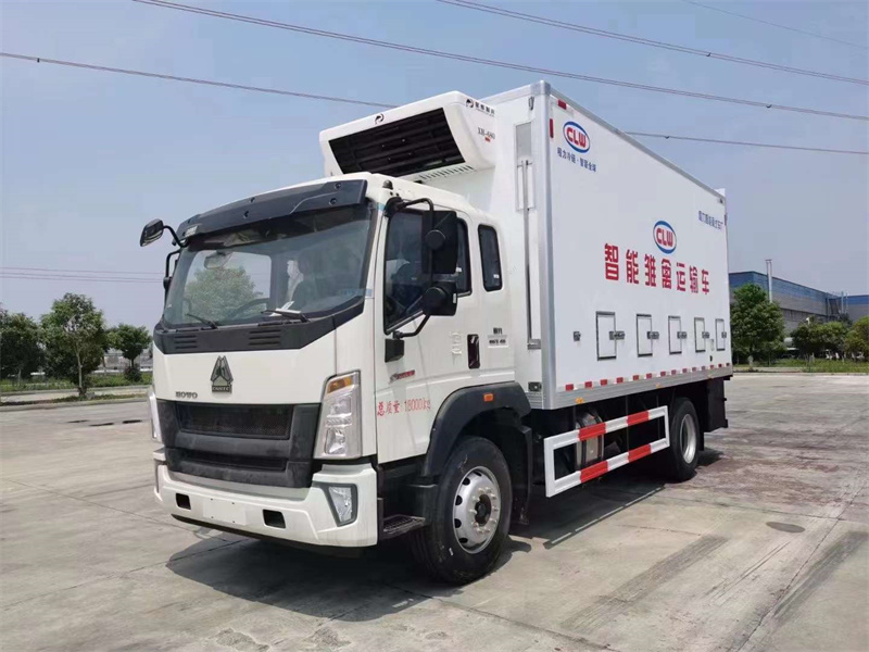 國(guó)六重汽豪沃雛禽運(yùn)輸車(chē)