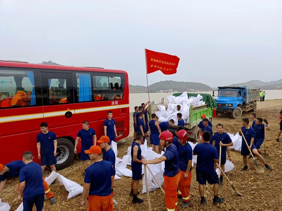 惡劣天氣垃圾清運(yùn)車、吸污車、搶險(xiǎn)救援車來(lái)幫忙